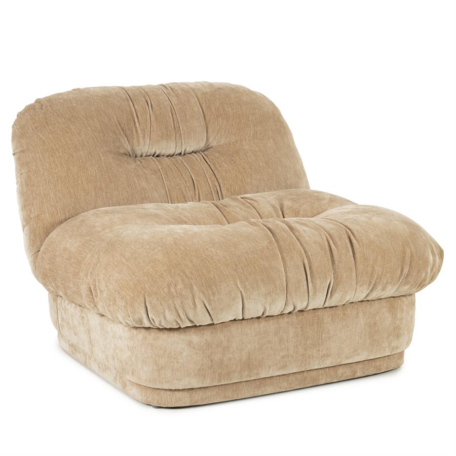 Fauteuil Nook beige polyester, schuin vooraanzicht op witte achtergrond