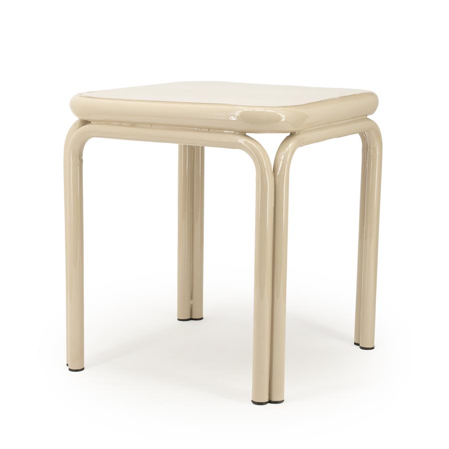 Bijzettafel Zilo beige ijzer, schuin vooraanzicht op witte achtergrond