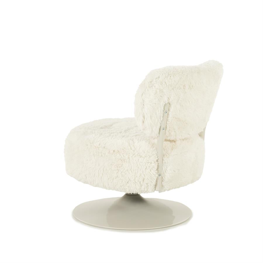 Fauteuil Furlo beige stof, schuin achteraanzicht op witte achtergrond