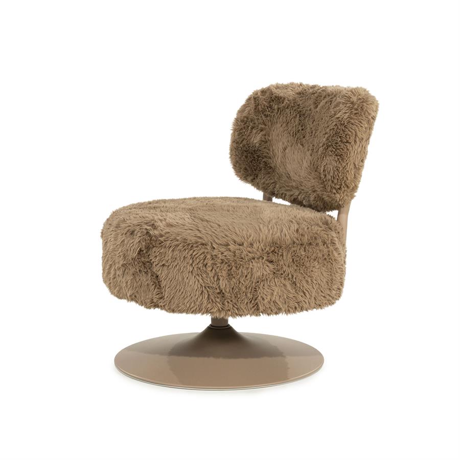 Fauteuil Furlo taupe stof, schuin vooraanzicht op witte achtergrond