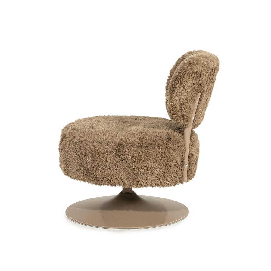Fauteuil Furlo taupe stof, zijaanzicht op witte achtergrond