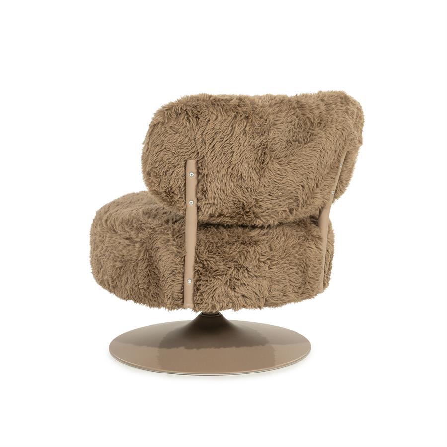 Fauteuil Furlo taupe stof, schuin achteraanzicht op witte achtergrond