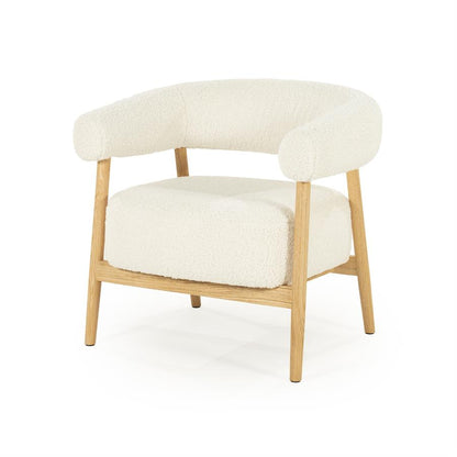 Fauteuil Mysa beige stof, schuin vooraanzicht op witte achtergrond