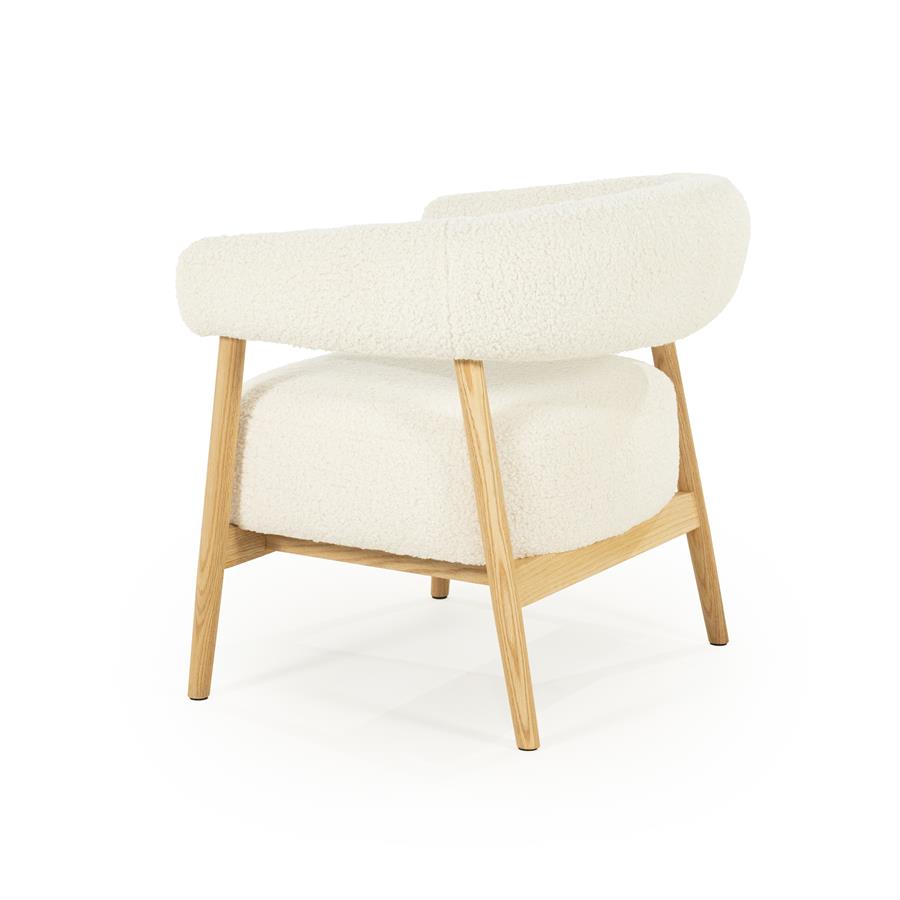 Fauteuil Mysa beige stof, schuin achteraanzicht op witte achtergrond