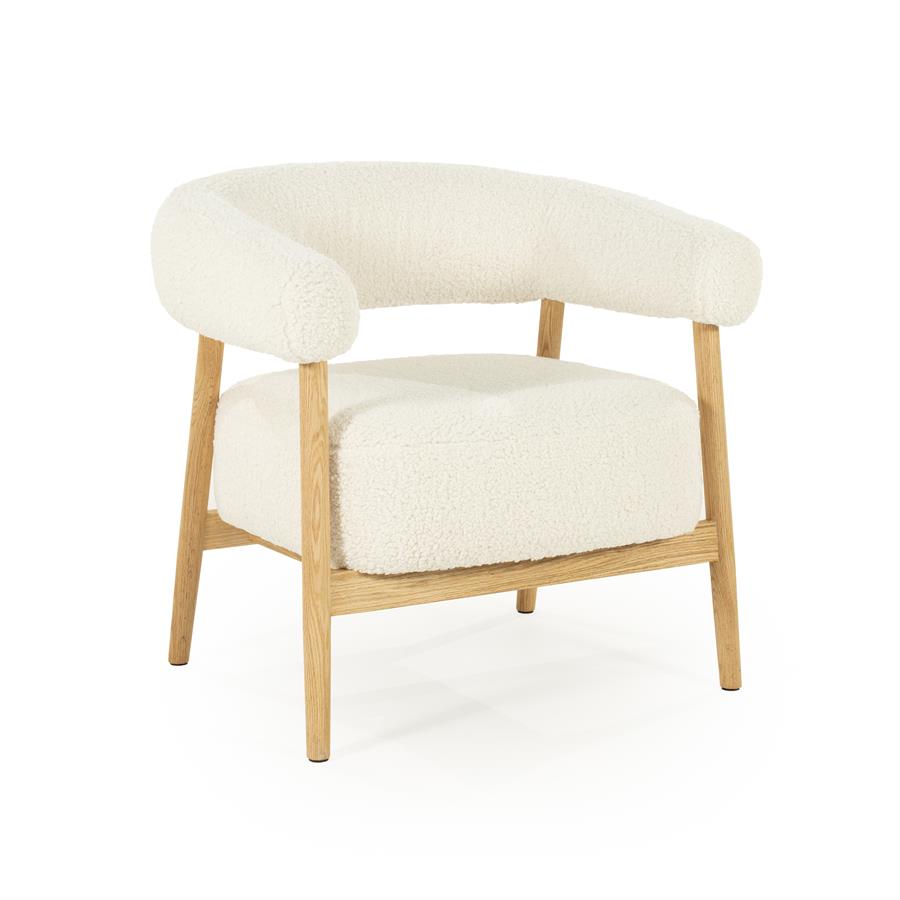 Fauteuil Mysa beige stof, schuin vooraanzicht op witte achtergrond