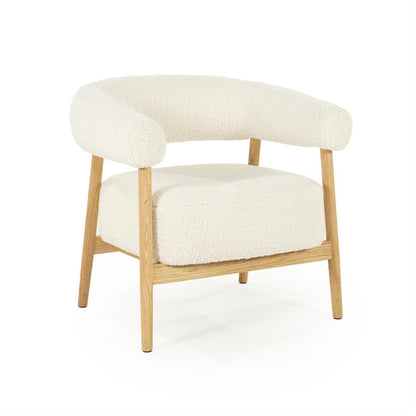 Fauteuil Mysa beige stof, schuin vooraanzicht op witte achtergrond