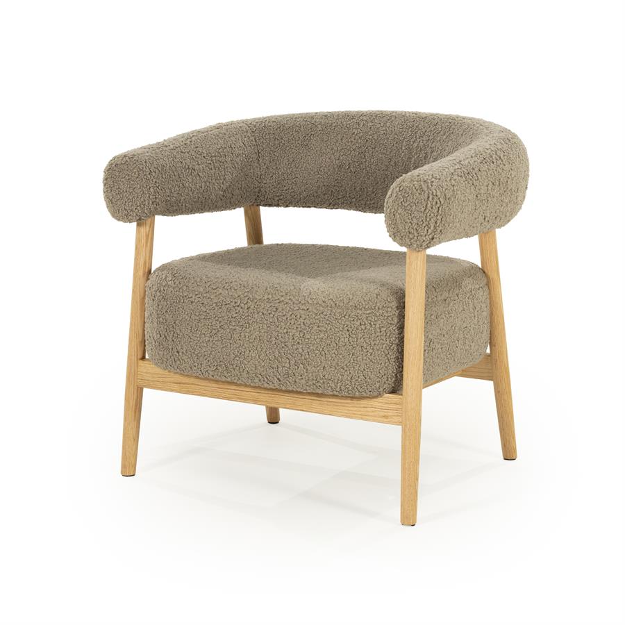 Fauteuil Mysa taupe stof, schuin vooraanzicht op witte achtergrond