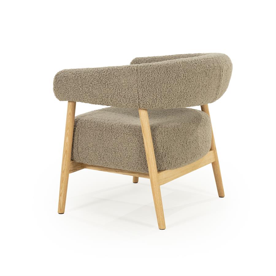Fauteuil Mysa taupe stof, schuin achteraanzicht op witte achtergrond