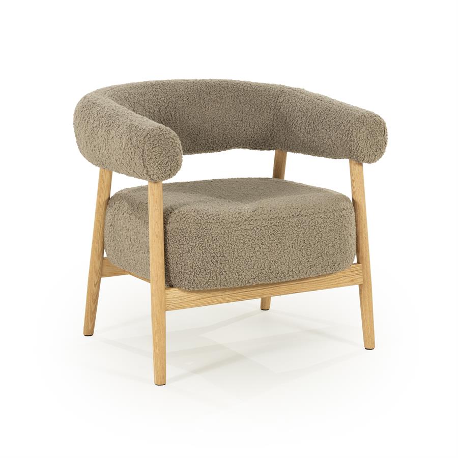 Fauteuil Mysa taupe stof, schuin vooraanzicht op witte achtergrond
