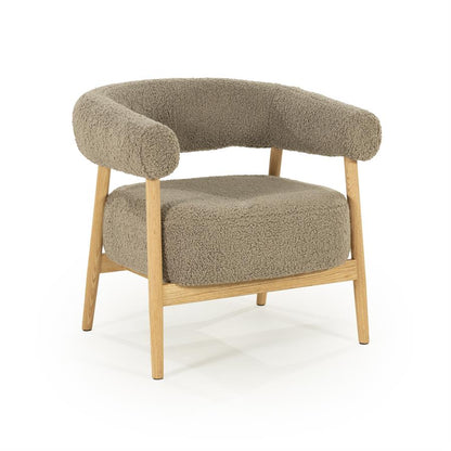 Fauteuil Mysa taupe stof, schuin vooraanzicht op witte achtergrond