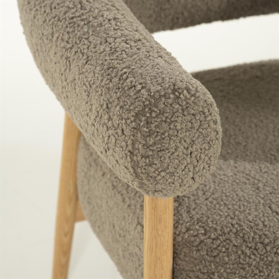 Fauteuil Mysa taupe stof, detail van het materiaal