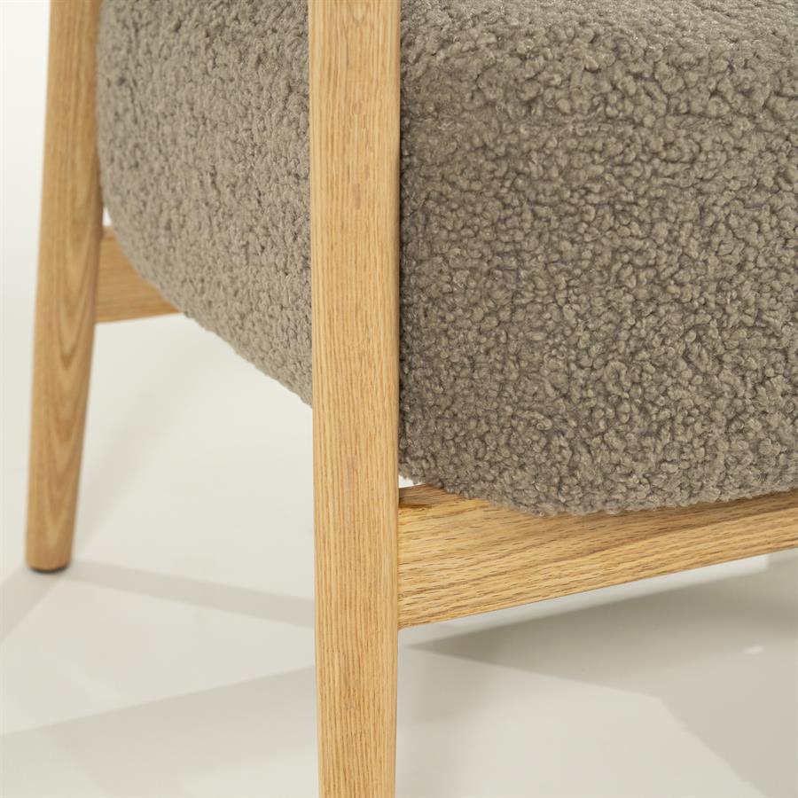 Fauteuil Mysa taupe stof, detail van het materiaal