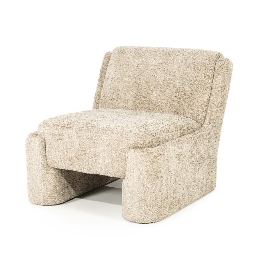 Fauteuil Omla taupe stof, schuin vooraanzicht op witte achtergrond