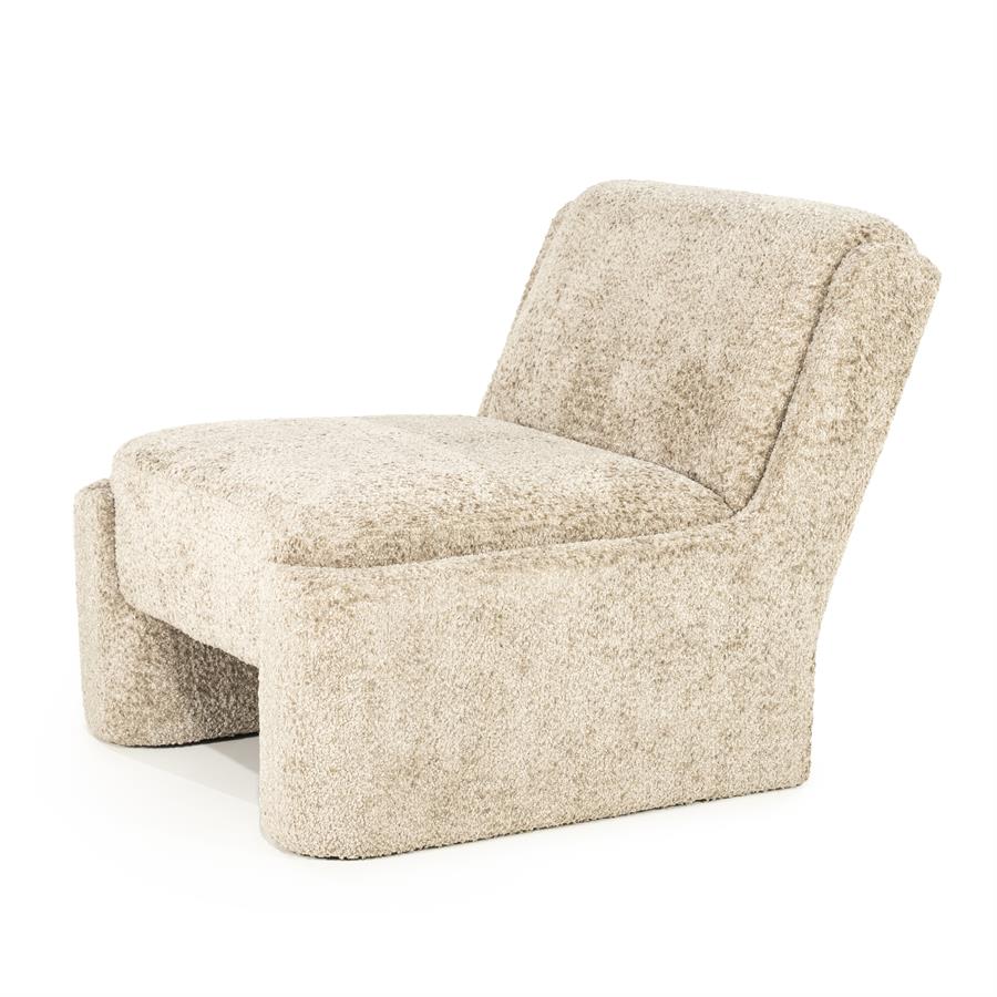 Fauteuil Omla taupe stof, schuin vooraanzicht op witte achtergrond