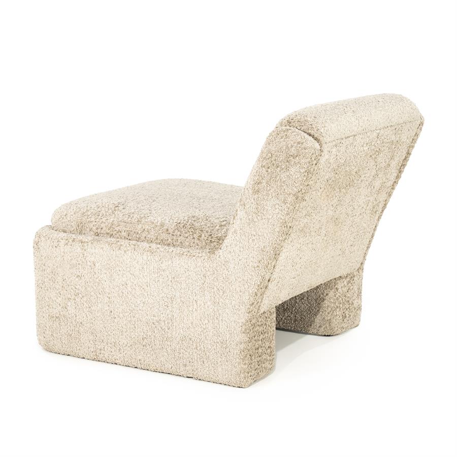 Fauteuil Omla taupe stof, schuin achteraanzicht op witte achtergrond