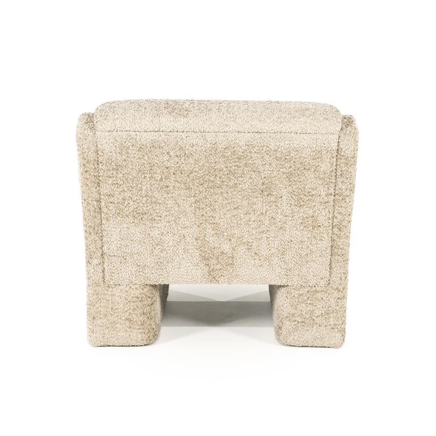Fauteuil Omla taupe stof, achteraanzicht op witte achtergrond