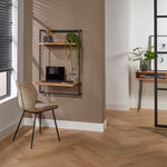 Bureau Air Solid naturel acaciahout, vooraanzicht in een interieur