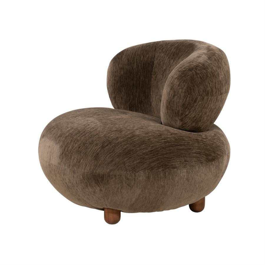 Fauteuil Mochi bruin stof, schuin vooraanzicht op witte achtergrond