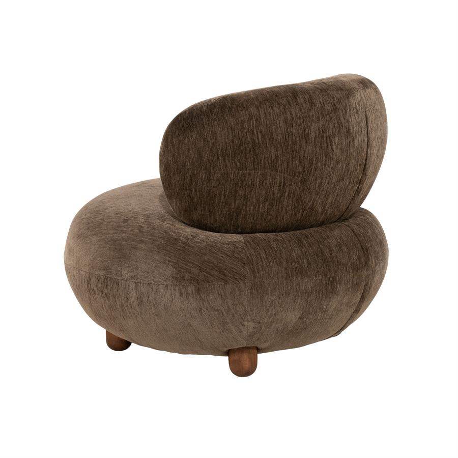 Fauteuil Mochi bruin stof, schuin achteraanzicht op witte achtergrond