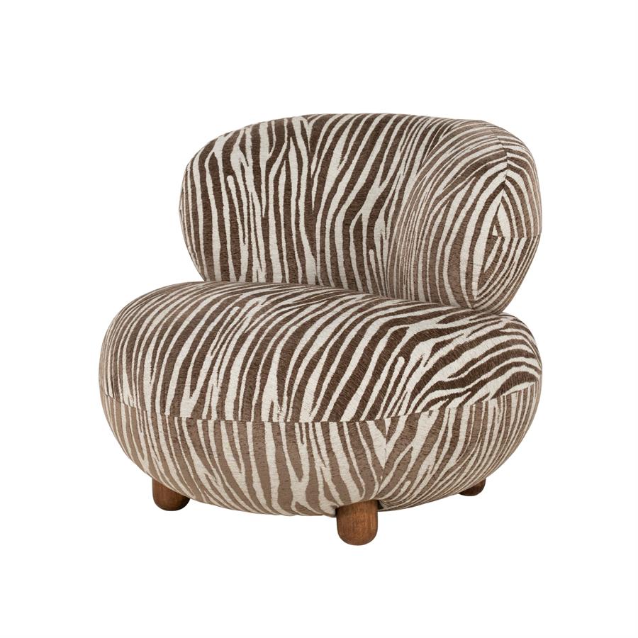 Fauteuil Mochi bruin stof, schuin vooraanzicht op witte achtergrond