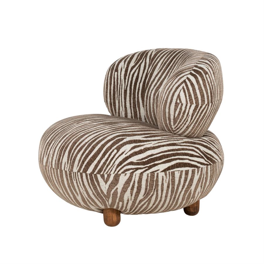 Fauteuil Mochi bruin stof, schuin vooraanzicht op witte achtergrond
