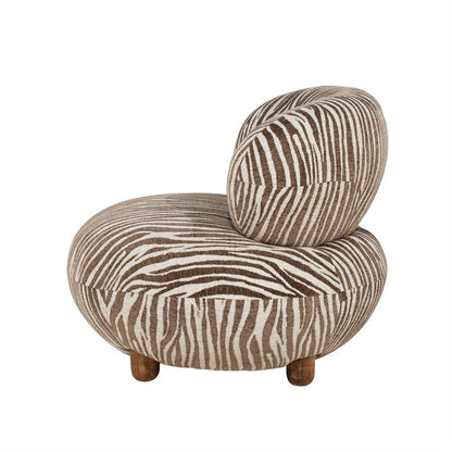 Fauteuil Mochi bruin stof, zijaanzicht op witte achtergrond