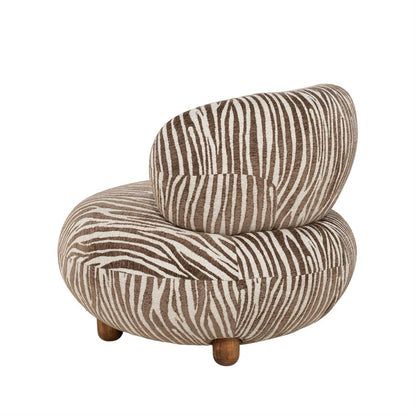 Fauteuil Mochi bruin stof, schuin achteraanzicht op witte achtergrond