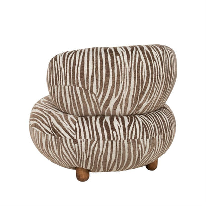 Fauteuil Mochi bruin stof, schuin achteraanzicht op witte achtergrond