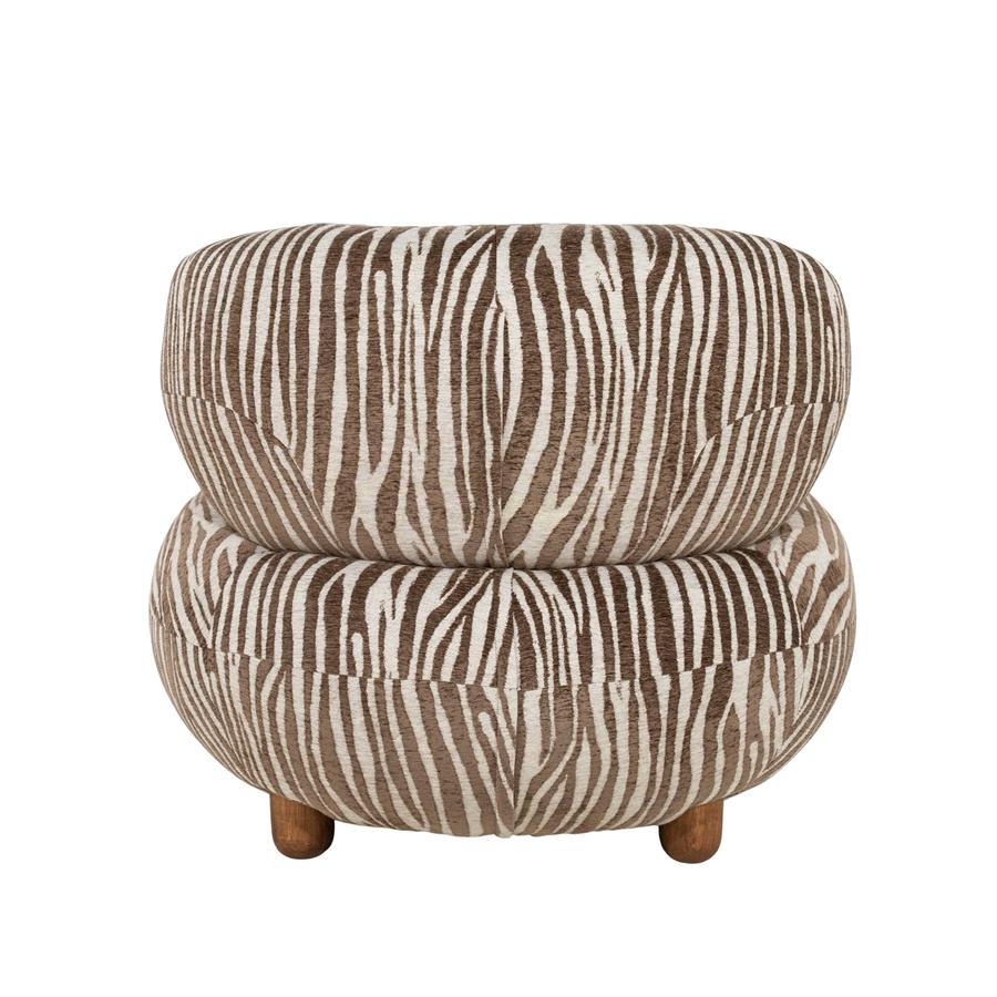 Fauteuil Mochi bruin stof, achteraanzicht op witte achtergrond