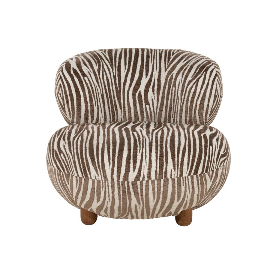 Fauteuil Mochi bruin stof, vooraanzicht op witte achtergrond