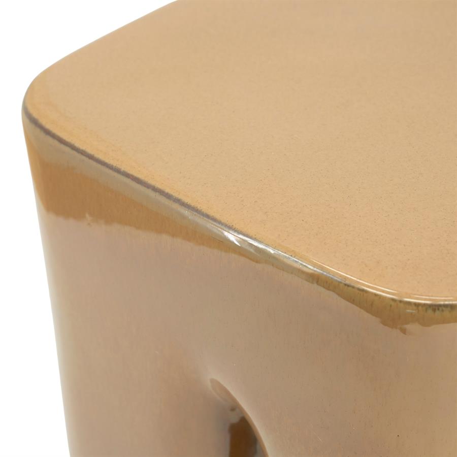 Bijzettafel Miga bruin aardewerk, detail van het materiaal