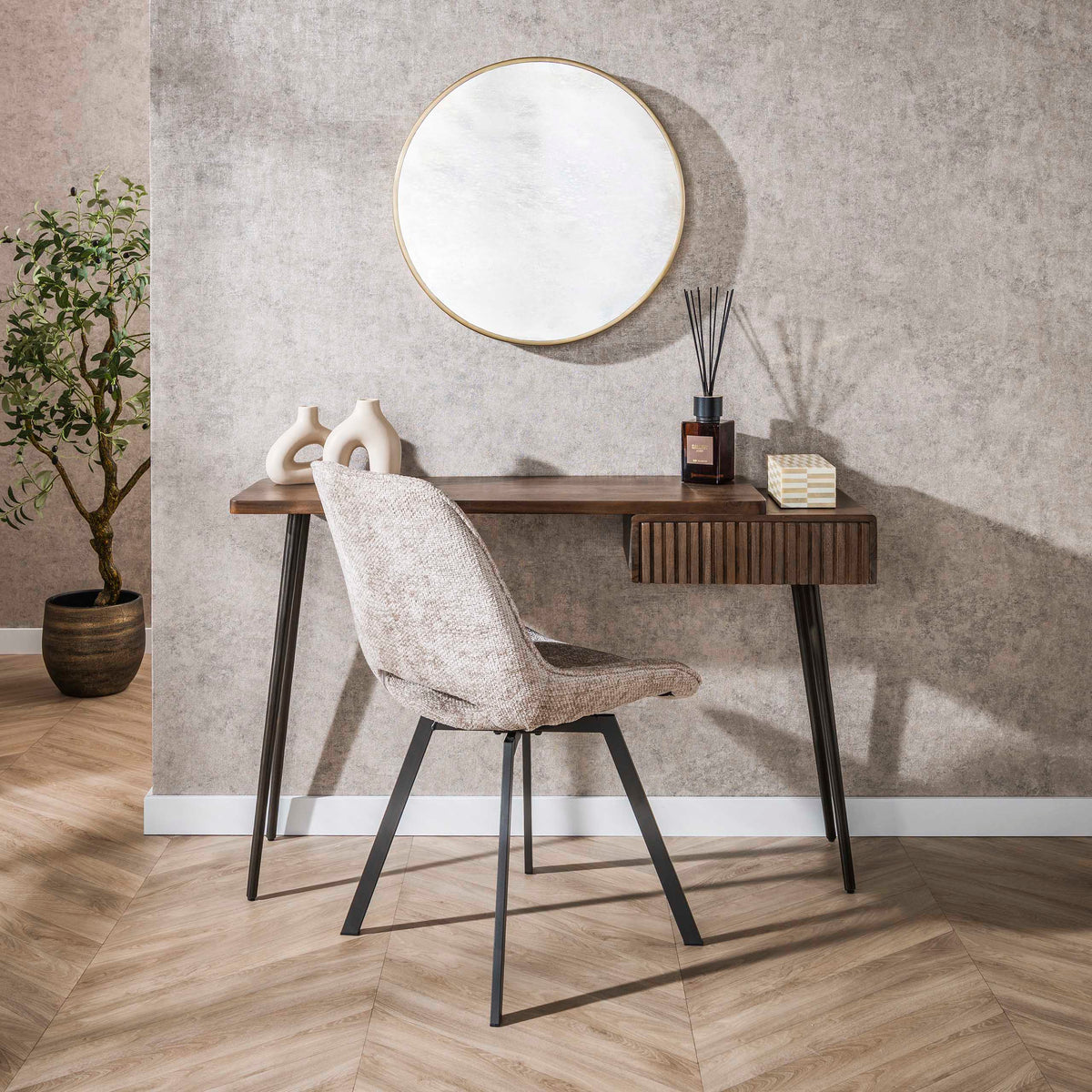 Sidetable leclair bruin acaciahout, vooraanzicht in een interieur
