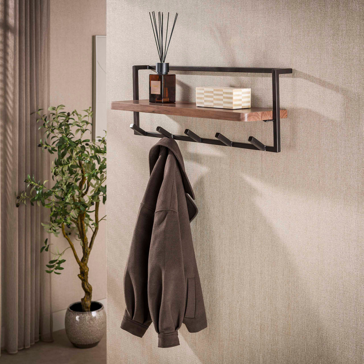 Kapstok Air bruin acaciahout 6 haken in een interieur