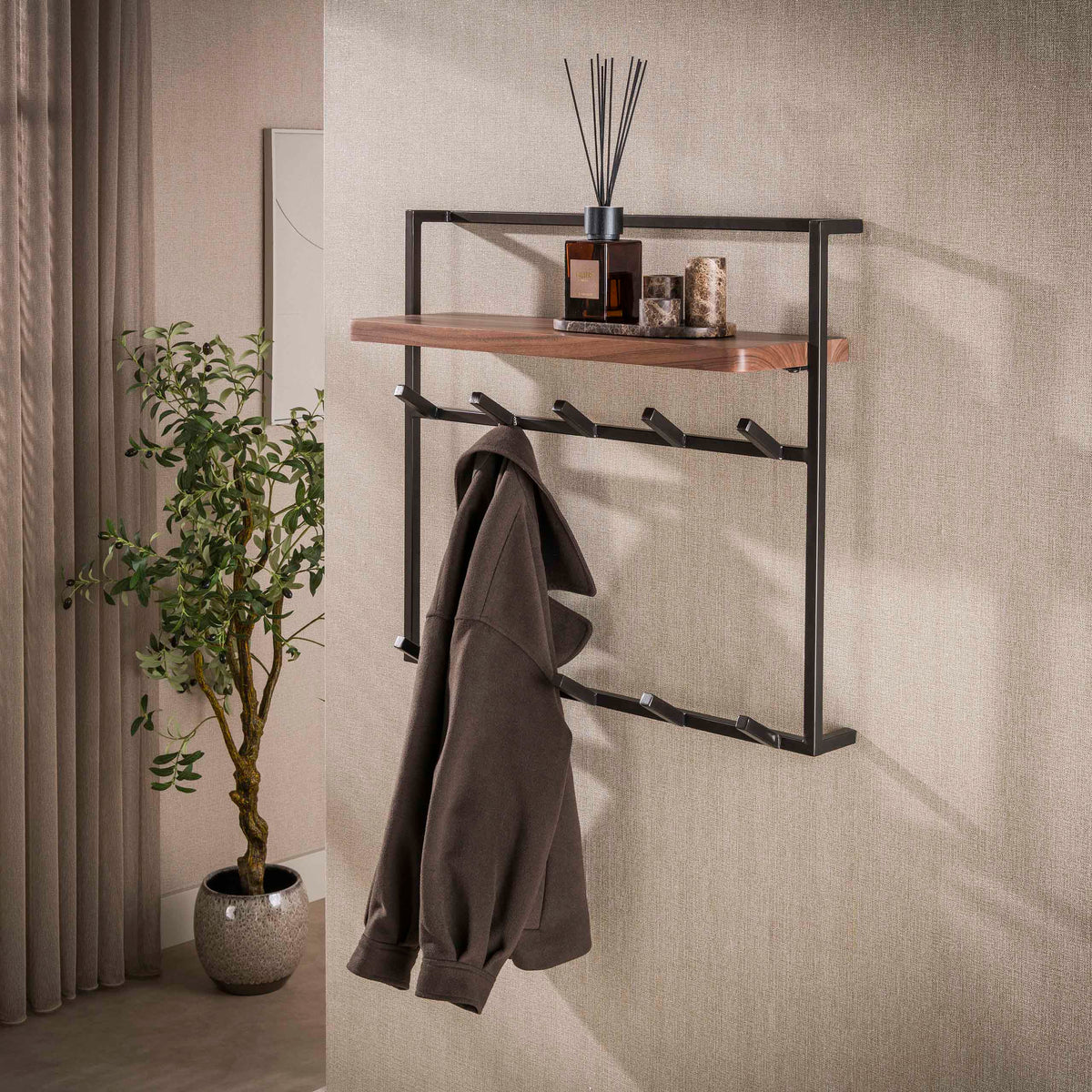 Kapstok Air bruin acaciahout hoog 2x5 haken in een interieur