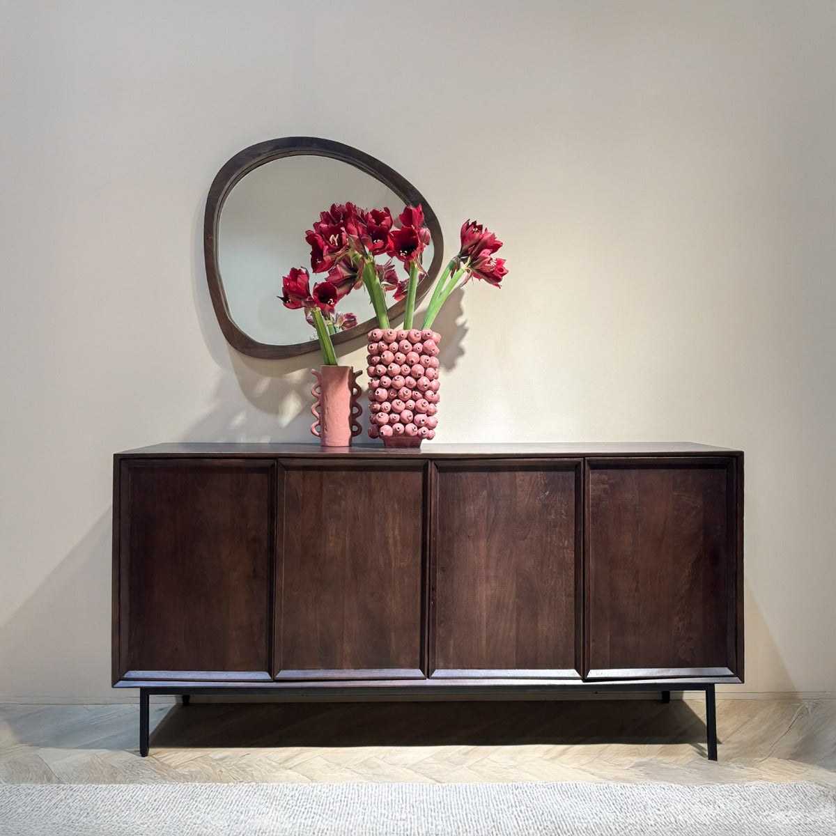 Spiegel Brix bruin mangohout in een interieur