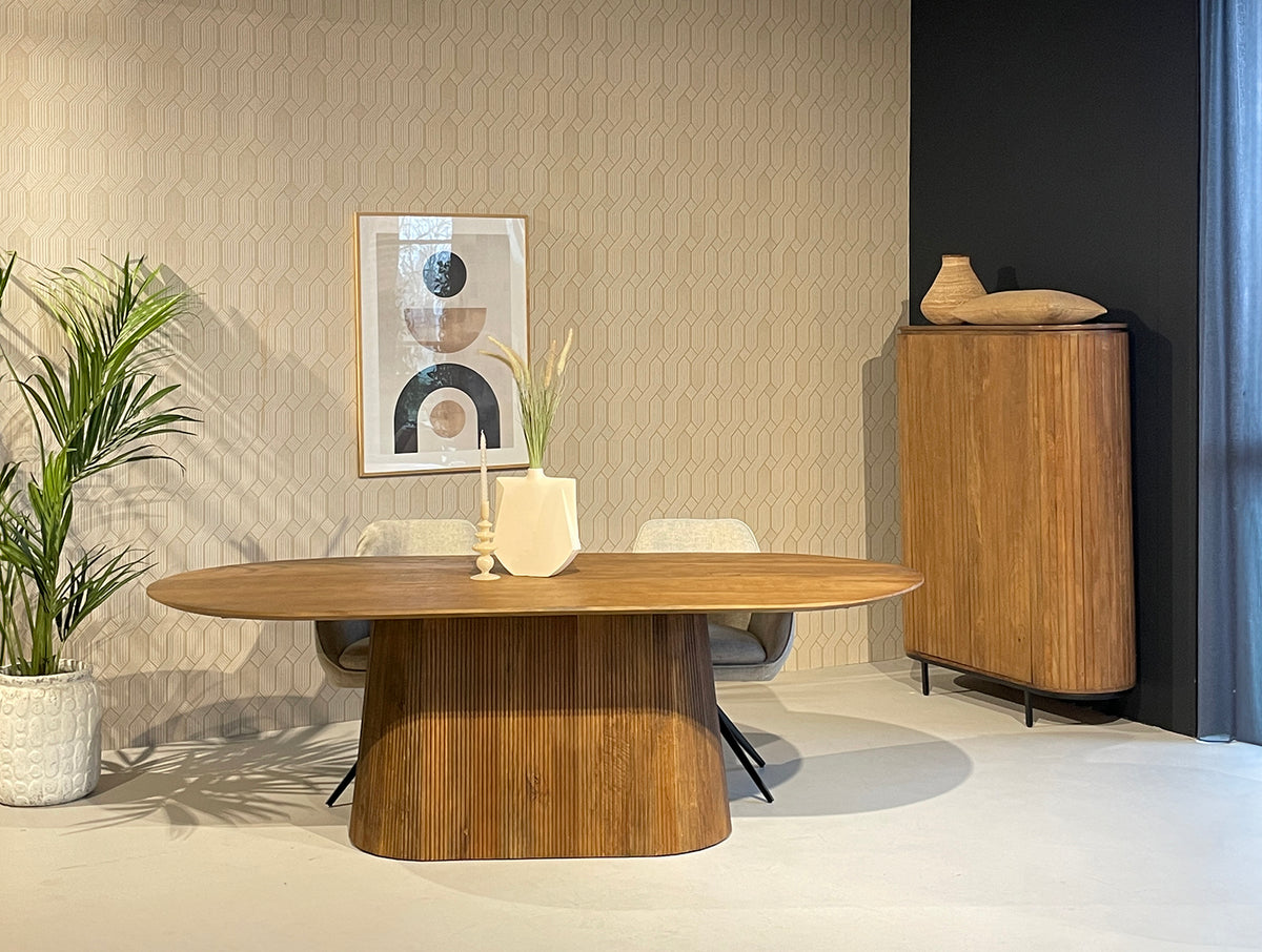 Eettafel Salvator ovaal naturel mangohout, vooraanzicht in een interieur