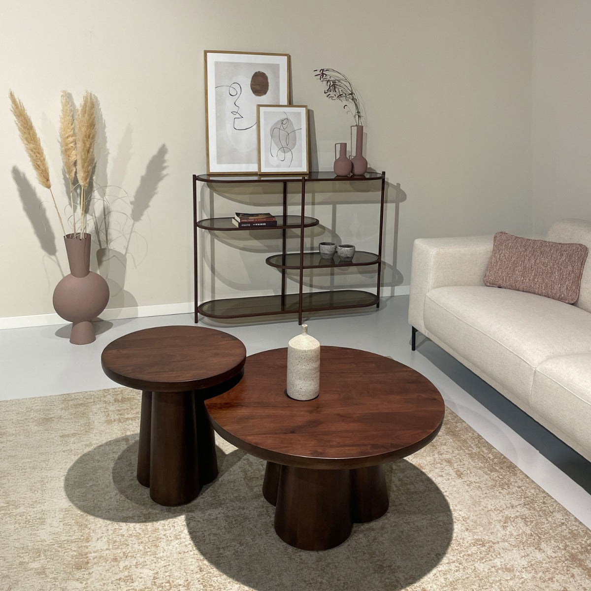 Salontafel Brix Clubs bruin mangohout in een interieur