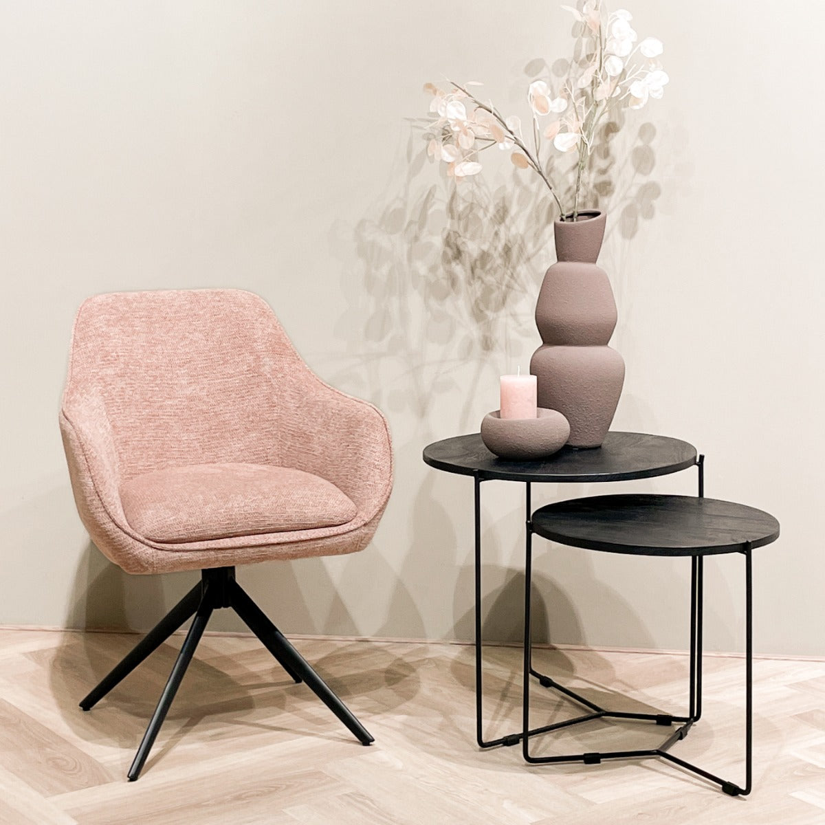 Eetkamerstoel Thomas roze stof in een interieur