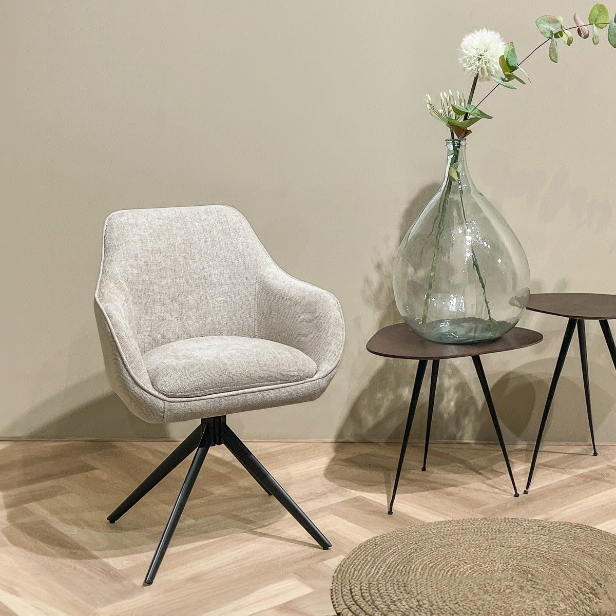 Eetkamerstoel Thomas beige stof, zijaanzicht in een interieur