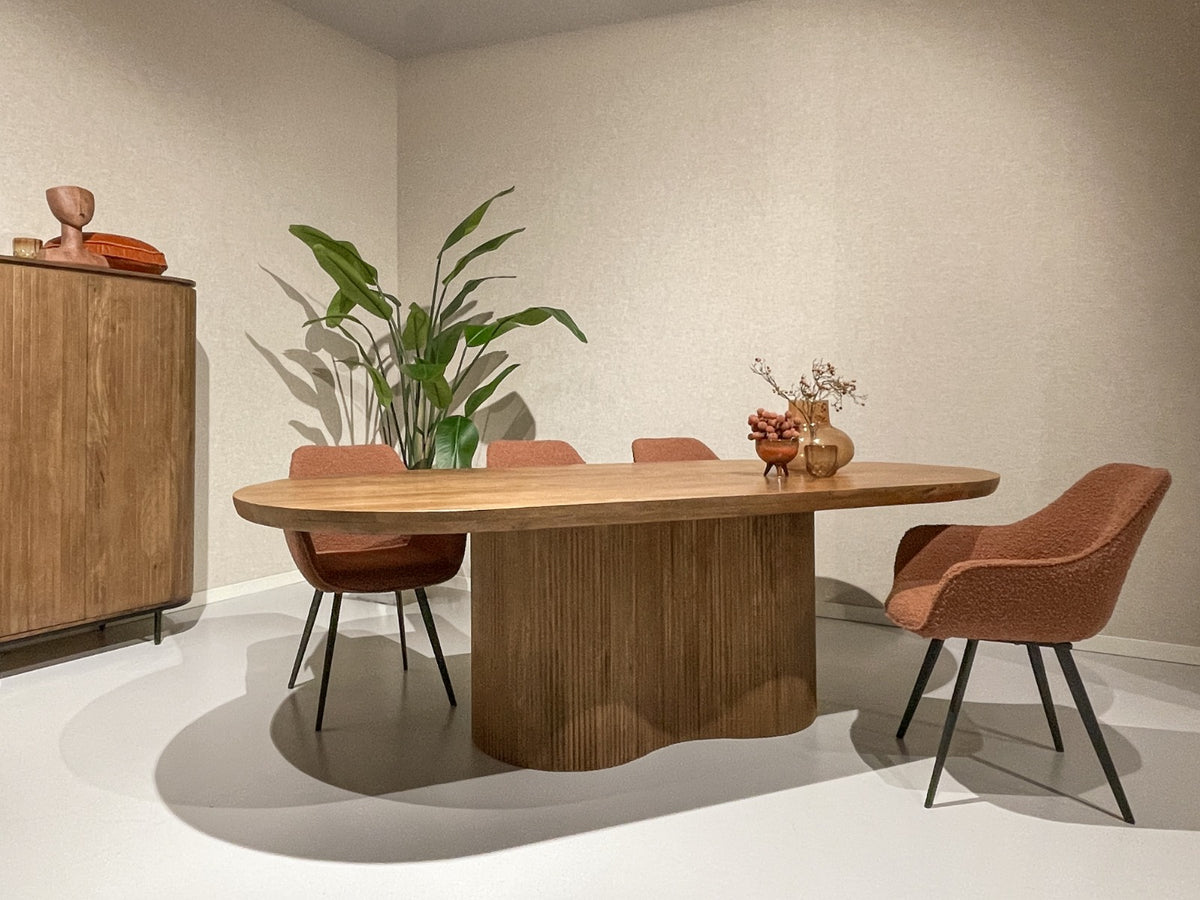 Eettafel Sevilla bruin mangohout 220 cm, schuin vooraanzicht in een interieur