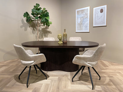 Eettafel Sevilla bruin mangohout 250 cm, vooraanzicht in een interieur