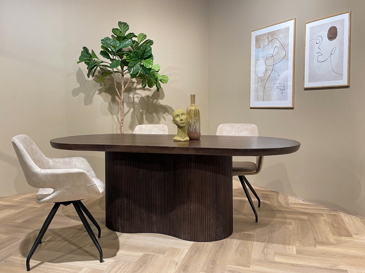 Eettafel Sevilla bruin mangohout 250 cm, schuin vooraanzicht in een interieur