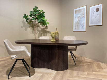 Eettafel Sevilla bruin mangohout 250 cm, schuin vooraanzicht in een interieur
