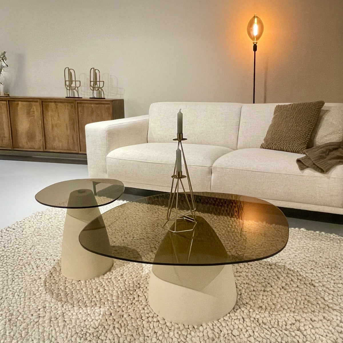 Salontafel Mylon glas organisch 86cm in een interieur