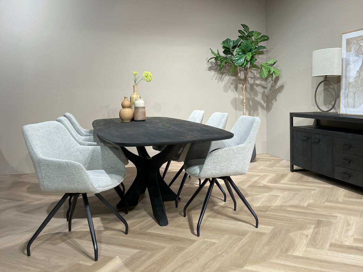 Eettafel Brix Montreaux zwart mangohout in een interieur