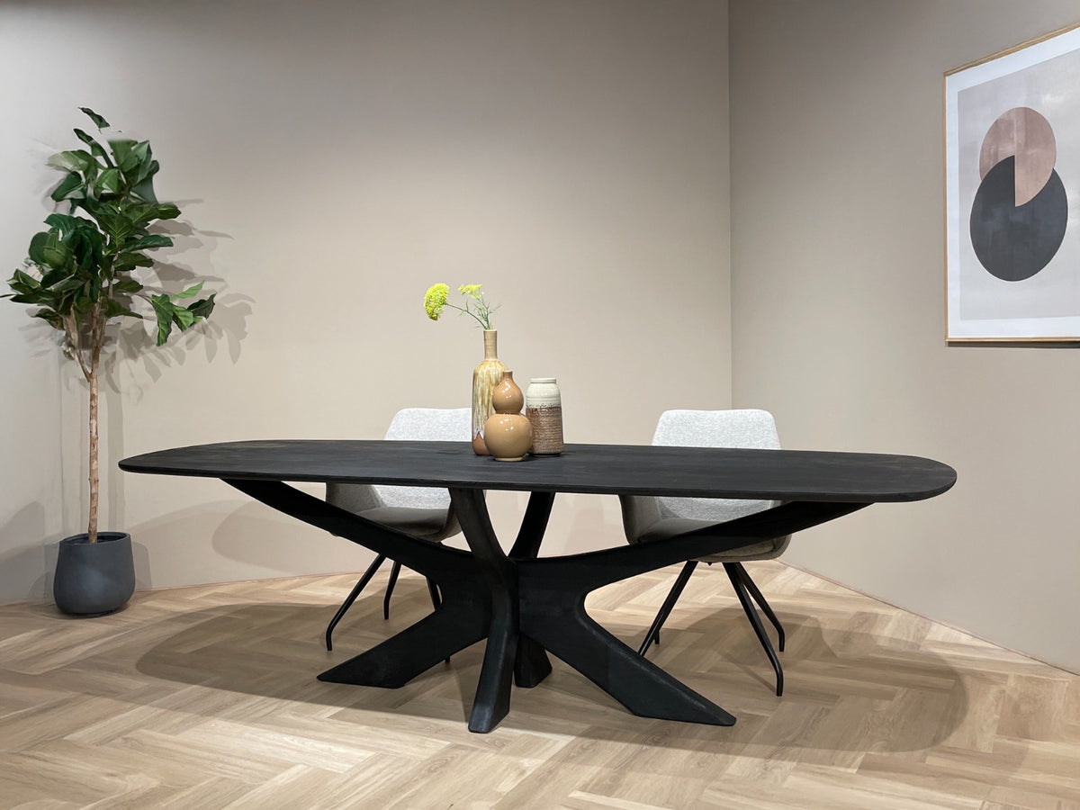 Eettafel Brix Montreaux zwart mangohout, vooraanzicht in een interieur