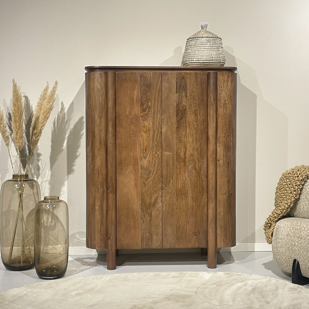 Opbergkast Salano naturel mangohout, vooraanzicht in een interieur