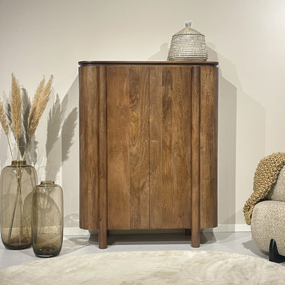 Opbergkast Salano naturel mangohout, vooraanzicht in een interieur
