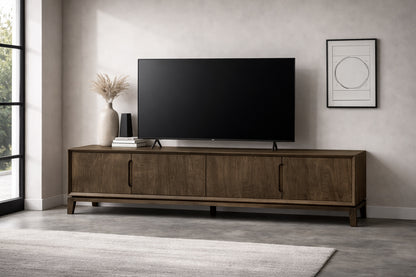 Tv-meubel Cortez bruin mangohout, vooraanzicht in een interieur