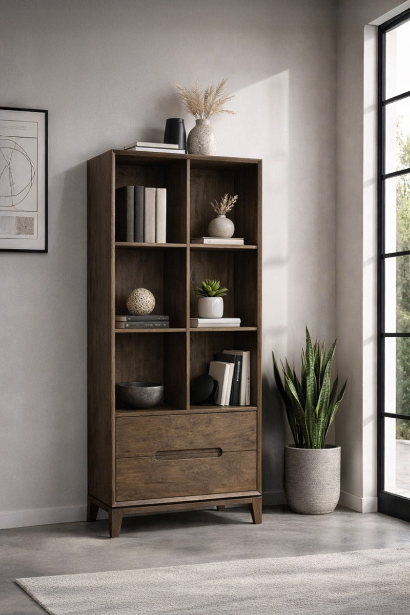 Boekenkast Cortez bruin mangohout, vooraanzicht in een interieur